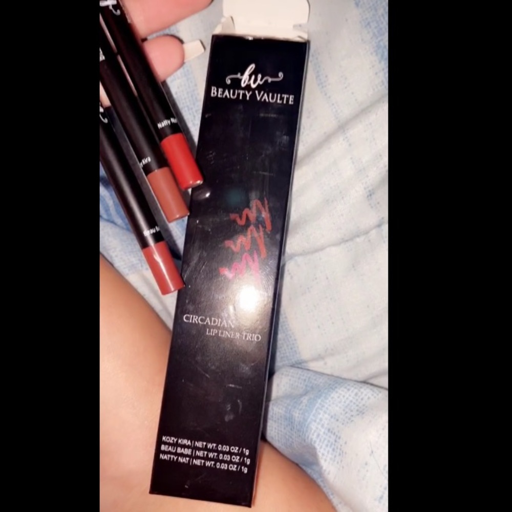 makeup - Picture 2 of 2